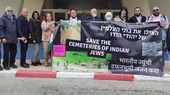 Activistas protestando frente a la Embajada de la India en Tel Aviv por la conservación de los cementerios judíos.