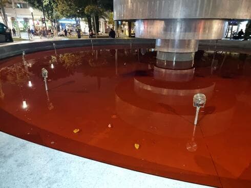 Fuente de agua de la plaza Dizengoff coloreada de rojo en un aparente acto de activismo vegano, el 15 de febrero de 2022. (Policía de Israel) Fuente de agua de la plaza Dizengoff coloreada de rojo en un aparente acto de activismo vegano, el 15 de febrero de 2022.