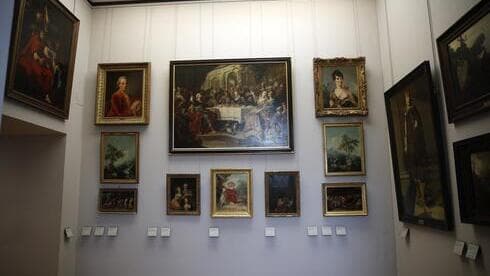 Las pinturas saqueadas por los nazis durante la Segunda Guerra Mundial son exhibidas en el museo del Louvre, en París. 