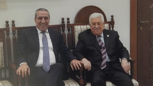 El ministro Hussein Al-Sheikh con el presidente Mahmoud Abbas. 