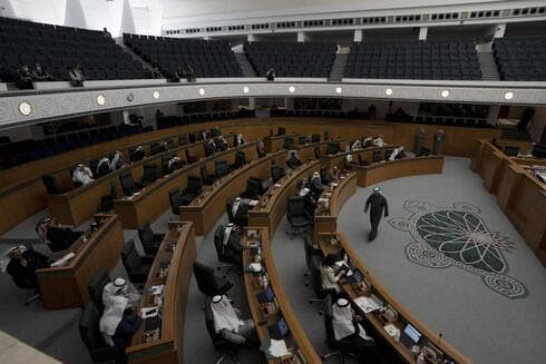 El Parlamento de Kuwait, que dictamina sobre los derechos de las mujeres, está compuesto exclusivamente por hombres. (AP) El Parlamento de Kuwait, que dictamina sobre los derechos de las mujeres, está compuesto exclusivamente por hombres.