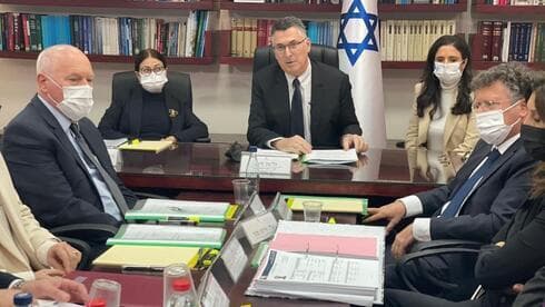 El Comité de Selección Judicial presidido por el ministro de Justicia, Gideon Saar. A su derecha, la presidenta de la Corte de Justicia, Esther Hayut, y a su izquierda, la ministra del Interior, Ayelet Shaked, disconforme con los nombramientos de dos jueces. (Ynet) El Comité de Selección Judicial y el ministro de Justicia, Gideon Saar.