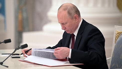 Vladimir Putin firma la declaración que reconoce las regiones separatistas de Ucrania como parte de Rusia. (Reuters) Vladimir Putin firma la declaración que reconoce las regiones separatistas de Ucrania como parte de Rusia.