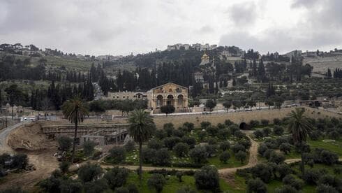 El Monte de los Olivos y la Iglesia de Todas las Naciones en el Jardín de Getsemaní en Jerusalem Este. 