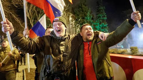 Separatistas ucranianos prorrusos festejan el reconocimiento de Rusia de las dos provincias del Este. 