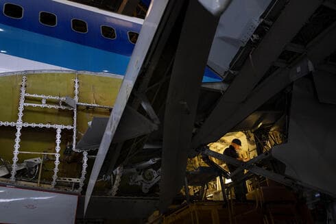 Ingeniero trabaja en un futuro avión de carga. 
