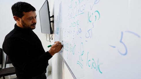 El trabajador palestino Maher Al-Farra escribe en hebreo durante una clase en el Centro de Idiomas Nafha, en Khan Younis, en el sur de la Franja de Gaza. (Reuters) El trabajador palestino Maher Al-Farra escribe en hebreo durante una clase en el Centro de Idiomas Nafha, en Khan Younis, en el sur de la Franja de Gaza.