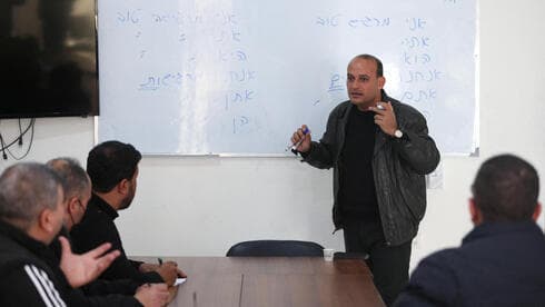 Un profesor palestino enseña el idioma hebreo a un grupo de estudiantes en el Centro de Idiomas Nafha, en Khan Younis, en el sur de la Franja de Gaza. (Reuters) Un profesor palestino enseña el idioma hebreo a un grupo de estudiantes en el Centro de Idiomas Nafha, en Khan Younis, en el sur de la Franja de Gaza.