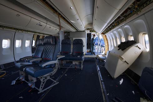Un avión en proceso de conversión en avión de carga. 