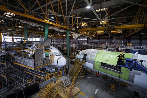 Ingenieros trabajan en la instalación de la nueva puerta que tendrá el avión de carga. (AP) Ingenieros trabajan en la instalación de la nueva puerta que tendrá el avión de carga.