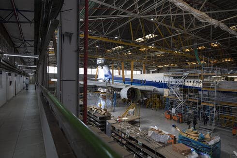 Un Boeing 767 en el taller, a la espera de ser convertido en avión de carga. 