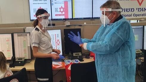 El ministro de Salud, Nitzan Horowitz, visita el centro de pruebas de coronavirus del Magen David Adom. 