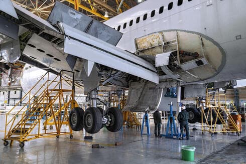 Ingenieros trabajan en la conversión de un avión de pasajeros Boeing 767 en un avión de carga. (AP) Ingenieros trabajan en la conversión de un avión de pasajeros Boeing 767 en un avión de carga.