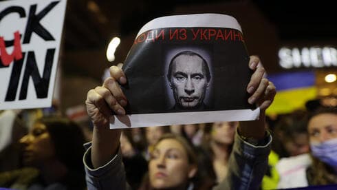 Otra caracterización de Putin, en la protesta de Tel Aviv. 