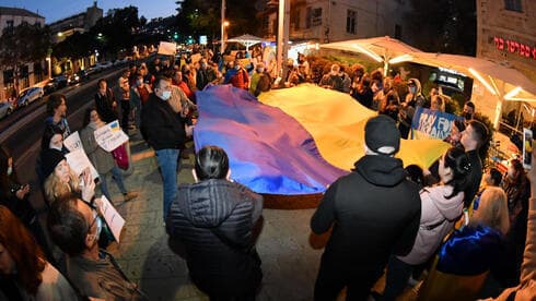 Despliegue de una bandera de Ucrania en la protesta de Haifa. 