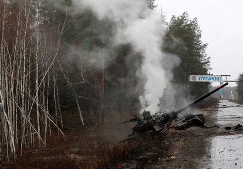 Los restos humeantes de un tanque ruso en Lugansk, Ucrania. 