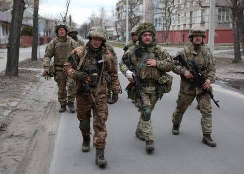 Soldados ucranianos patrullan las calles de Donetsk. 