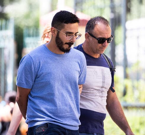 Shimon Hayut, también conocido por el alias Simon Leviev, mientras es expulsado de la ciudad de Atenas, Grecia. 
