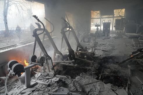 Un gimnasio arrasado por el bombardeo ruso en Ucrania. 