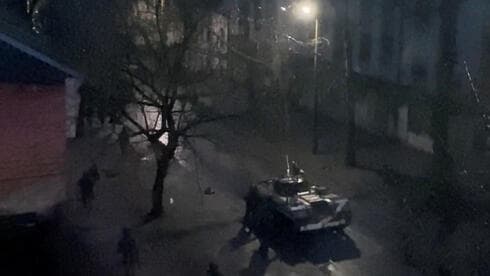  Tanque ruso circulando por las calles de la ciudad portuaria de Jersón, Ucrania, 2 de marzo de 2022. 