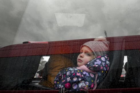 Una niña en un autobús en la frontera rumana que huye de la invasión rusa de Ucrania, 28 de febrero de 2022. 