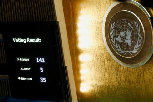 La Asamblea General de las Naciones Unidas vota a favor de condenar a Rusia por su invasión de Ucrania en una sesión de emergencia. 