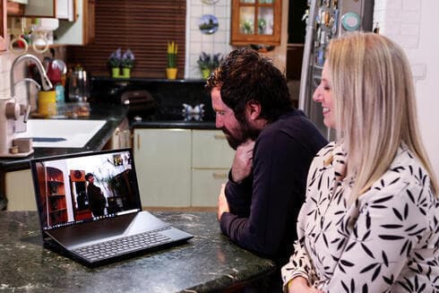 Sarit y Alex Haiman hablan a través de un video con Olga Voytenko. 