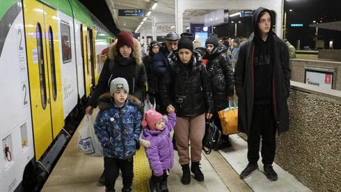 Refugiados ucranianos llegan a Varsovia. 