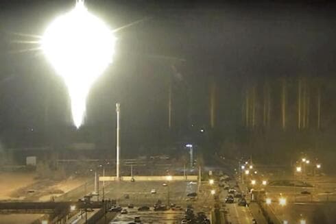 Esta imagen, tomada de un video, muestra el momento en que un objeto brillante cae sobre terrenos de la central nuclear de Zaporizhzhia, Ucrania. (AP) Esta imagen, tomada de un video, muestra el momento en que un objeto brillante cae sobre terrenos de la central nuclear de Zaporizhzhia, Ucrania.