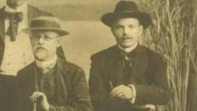 Mordechai Ben-Ami (izq.) y Hayim Nachman Bialik. (Gentileza Biblioteca Nacional de Israel)) Mordechai Ben-Ami (izq.) y Hayim Nachman Bialik.