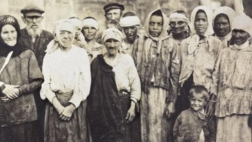 Varios de los judíos heridos en un pogromo cerca de Kiev. (Gentileza Biblioteca Nacional de Israel)) Varios de los judíos heridos en un pogromo cerca de Kiev.