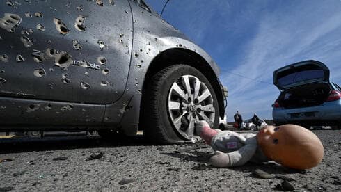 Un automóvil atacado a balazos en la ciudad ucraniana de Irpin.