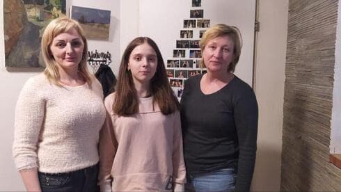 Ela Misiuk (izquierda) y su hija Elizabeta (centro) con Katya Gossrov, trabajadora de Yad Vashem. Ela Misiuk (izquierda) y su hija Elizabeta (centro) con Katya Gossrov, trabajadora de Yad Vashem.