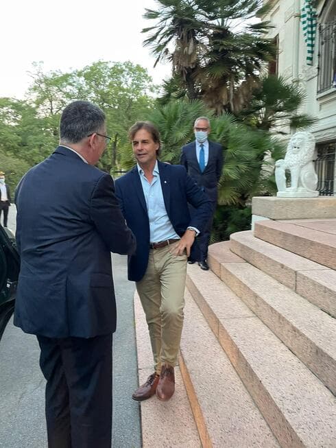 El presidente Lacalle Pou da la bienvenida al ministro israelí Gideon Saar. (Gentileza) Gideon Saar en Uruguay