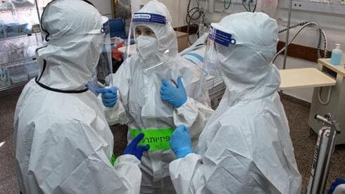 Personal médico en una sala de coronavirus del Hospital Rambam de Haifa en febrero. (Gil Nehushtan) Personal médico en una sala de coronavirus del Hospital Rambam de Haifa en febrero.