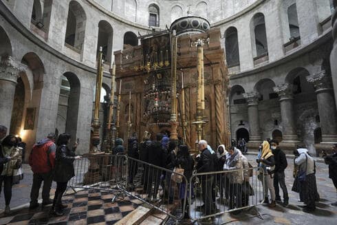 Fila para entrar en la Iglesia del Santo Sepulcro. 