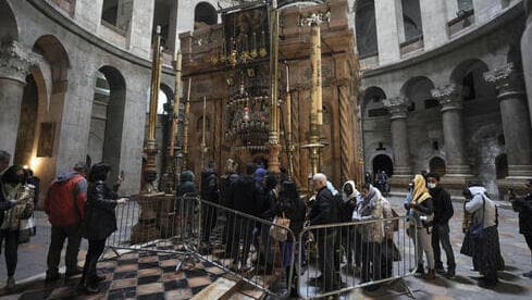 Fila para entrar en la Iglesia del Santo Sepulcro. 