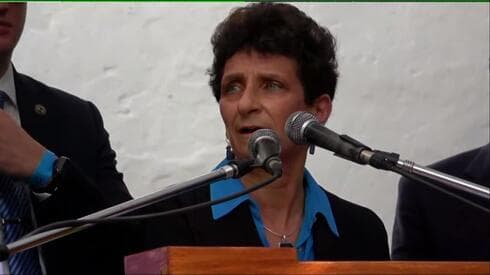 Galit Ronen, embajadora de Israel en la Argentina, hablando en el acto de recordación de los 30 años del atentado. (YouTube) Galit Ronen, embajadora de Israel en la Argentina.