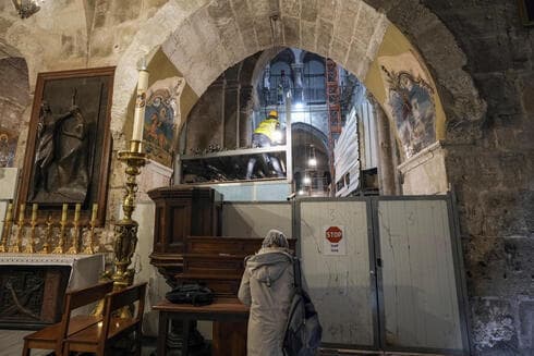 Una mujer reza en la Iglesia del Santo Sepulcro. 