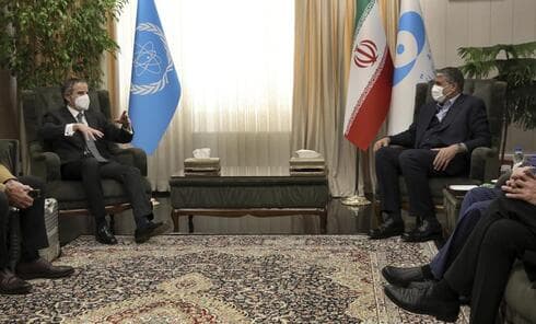 El director general de la Organización Internacional de Energía Atómica, Rafael Mariano Grossi, habla con el Jefe de la Organización de Energía Atómica de Irán, Mohammad Eslami, durante su reunión en Teherán, el 5 de marzo de 2022. (AP) El director general de la Organización Internacional de Energía Atómica, Rafael Mariano Grossi, habla con el Jefe de la Organización de Energía Atómica de Irán, Mohammad Eslami, durante su reunión en Teherán, el 5 de marzo de 2022.