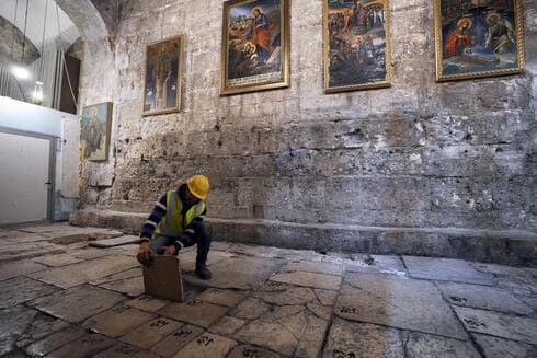 Un miembro del equipo de restauración retira una piedra del suelo de la Iglesia del Santo Sepulcro, en la Ciudad Vieja de Jerusalem. (AP) Un miembro del equipo de restauración retira una piedra del suelo de la Iglesia del Santo Sepulcro, en la Ciudad Vieja de Jerusalem.