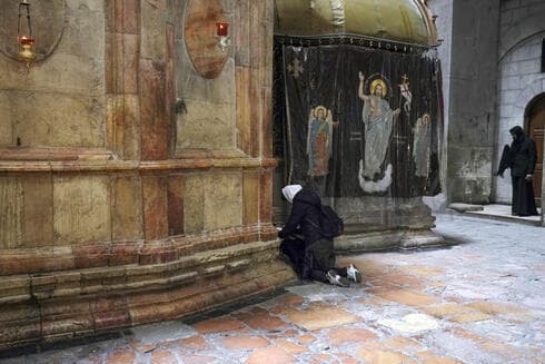Un miembro del equipo de restauración trabaja en el suelo de la Iglesia del Santo Sepulcro, en la Ciudad Vieja de Jerusalem. (AP) Un miembro del equipo de restauración trabaja en el suelo de la Iglesia del Santo Sepulcro, en la Ciudad Vieja de Jerusalem.