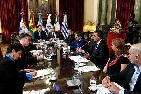 Momento de la reunión entre Gideon Saar y los diputados argentinos encabezados por el presidente de la Cámara, Sergio Massa. (Prensa HCDN) Momento de la reunión entre Gideon Saar y los diputados argentinos encabezados por el presidente de la Cámara, Sergio Massa.