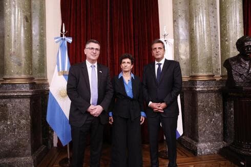 Gideon Saar, ministro de Justicia de Israel; Galit Ronen, embajadora de Israel en Buenos Aires, y Sergio Massa, presidente de la Cámara de Diputados de la Nación Argentina. (Embajada de Israel) Gideon Saar, ministro de Justicia de Israel; Galit Ronen, embajadora de Israel en Buenos Aires, y Sergio Massa, presidente de la Cámara de Diputados de la Nación Argentina.
