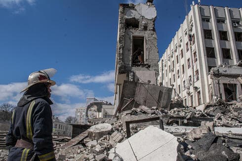 Rescatistas trabajan para encontrar personas debajo de los escombros, tras un bombardeo ruso, en Járkov, Ucrania. 