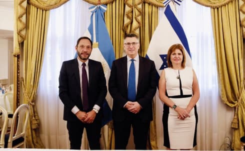El viceprimer ministro israelí, Gideon Saar, con los líderes de la oposición Patricia Bullrich y Maximiliano Ferraro.