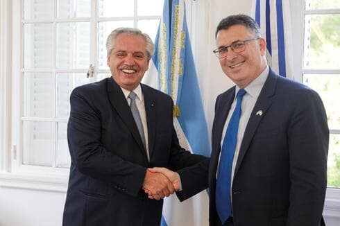 El viceprimer ministro israelí, Gideon Saar, y el presidente argentino, Alberto Fernández. 