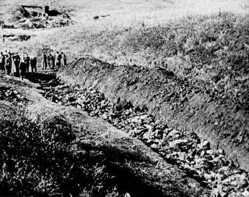 Una fosa común con cadáveres judíos asesinados durante la Masacre de Babi Yar, en Ucrania. (AP) Una fosa común con cadáveres judíos asesinados durante la Masacre de Babi Yar, en Ucrania.