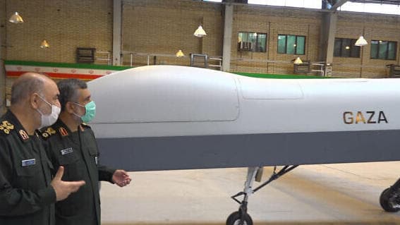 Los comandantes de la Guardia Revolucionaria iraní hablan mientras presentan un nuevo dron llamado "Gaza". 
