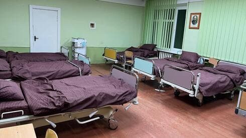 Sala de internación del hospital de campaña israelí en Ucrania.